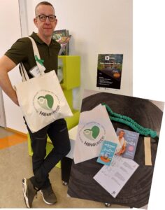 Hälsocoachen står med en kasse samt bild på innehållet i kassen.